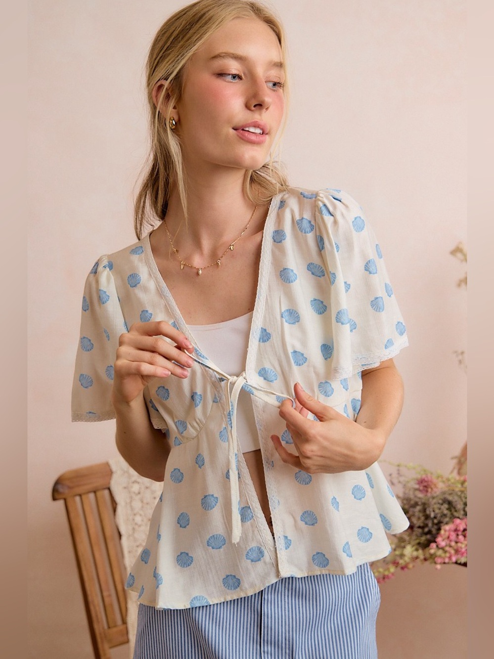 SO ME Shell Print Tie Front Flutter Sleeves Blouse Top - Picture 13 of 16